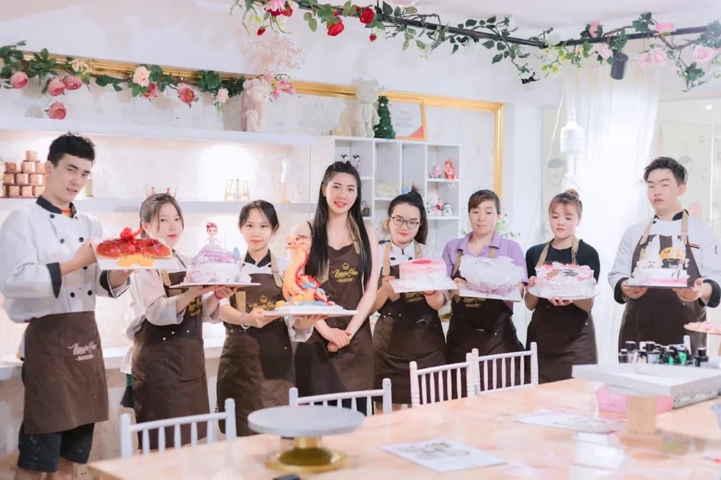 Học viên Học viện Nguyên Anna cầm bánh kem thành phẩm